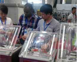 South Africa clients visit our vacuum packing machine booth